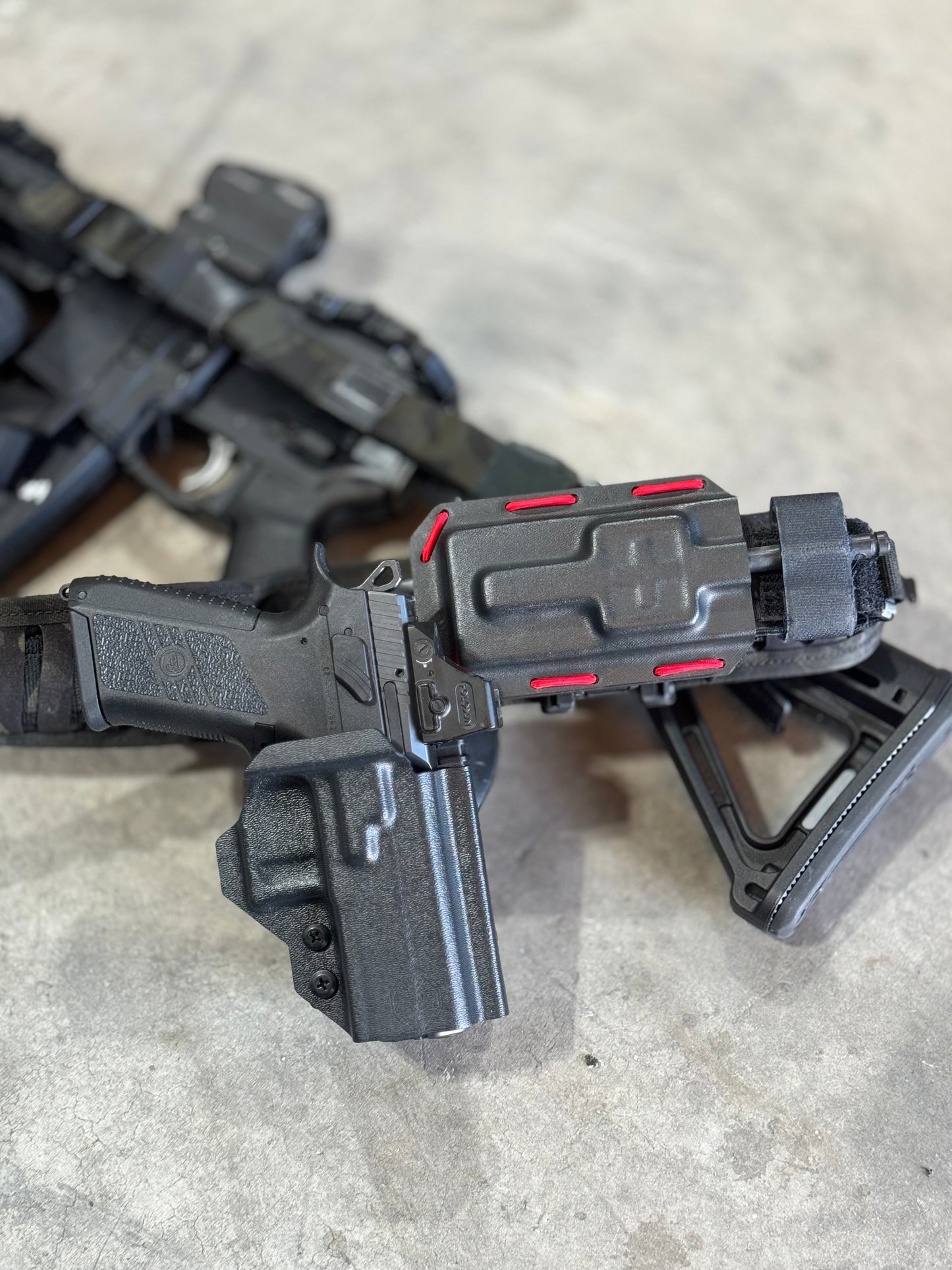 Robust handmade Kydex Tourniquet Carrier for CAT Gen7, in tactical black, designed for quick access and secure retention of the tourniquet in emergency situations. Durable and lightweight Kydex TQ Carrier for CAT Gen7, with a sleek carbon fiber pattern, providing both style and functionality for first responders.