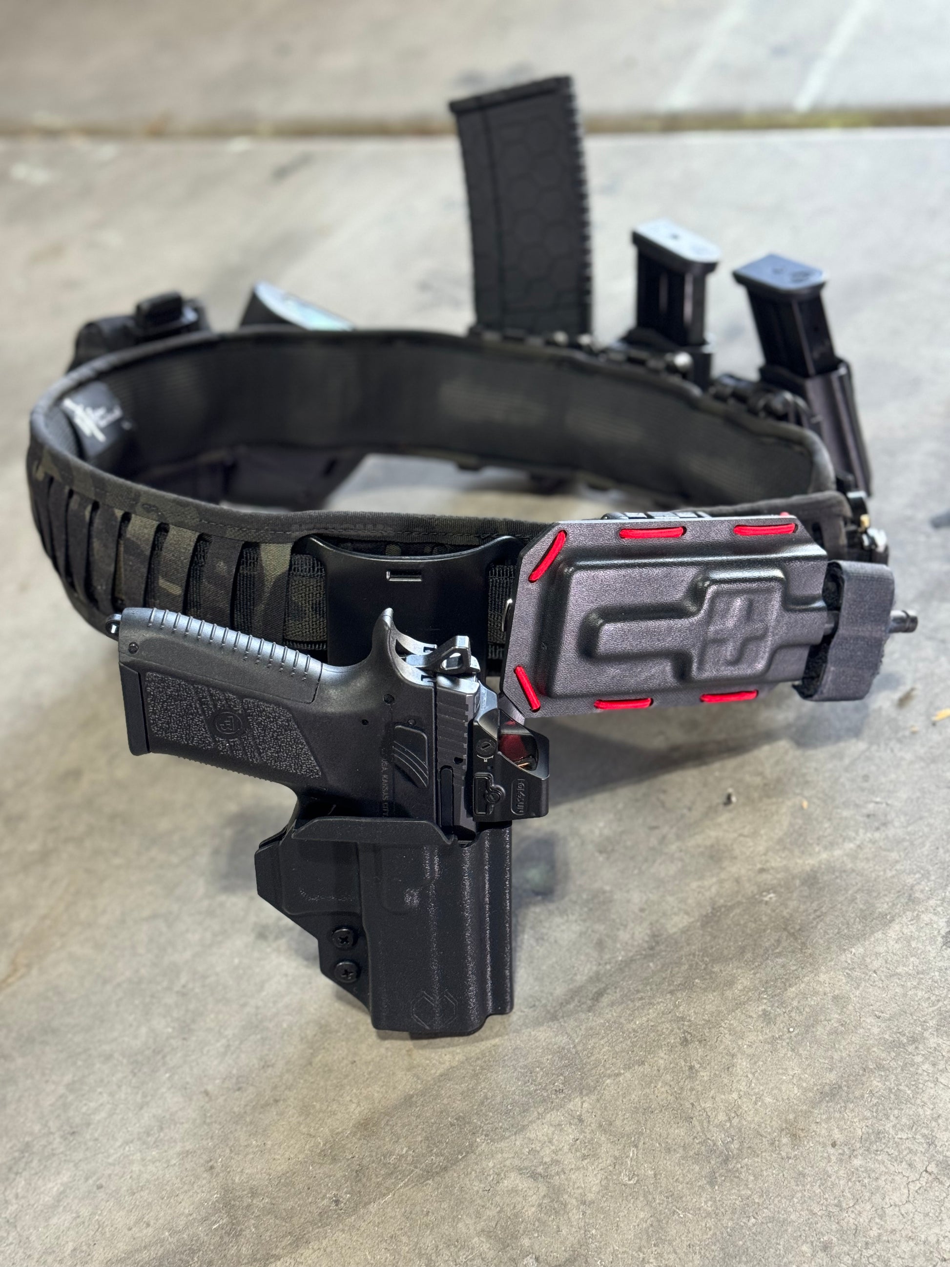 Robust handmade Kydex Tourniquet Carrier for CAT Gen7, in tactical black, designed for quick access and secure retention of the tourniquet in emergency situations. Durable and lightweight Kydex TQ Carrier for CAT Gen7, with a sleek carbon fiber pattern, providing both style and functionality for first responders.